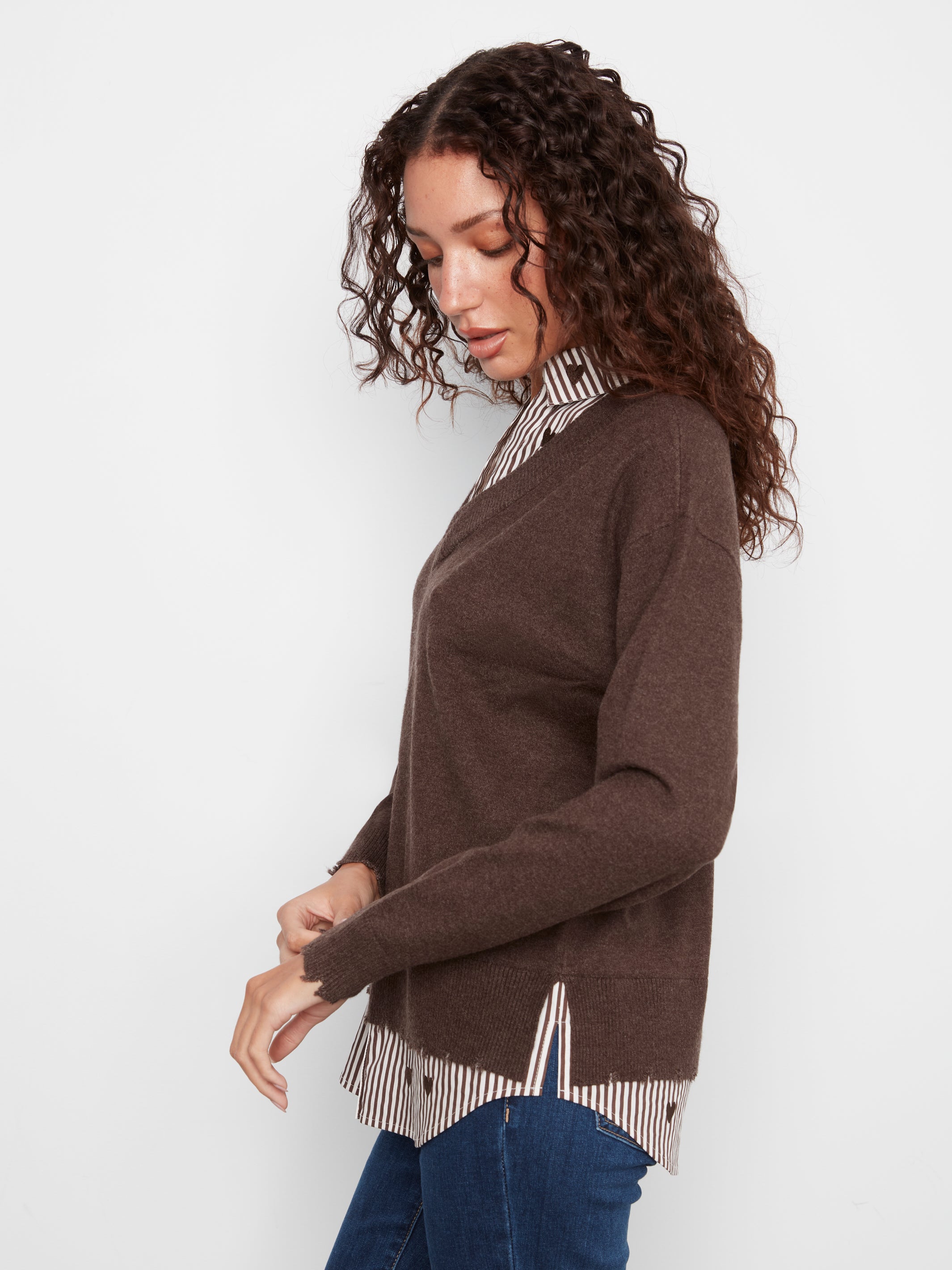 Chandail brun à effet superposé avec rayures et cœurs brodés, look complet – Charlie B C2568RP-464A
