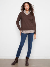 Chandail brun à effet superposé avec rayures et cœurs brodés, look complet trois quarts – Charlie B C2568RP-464A