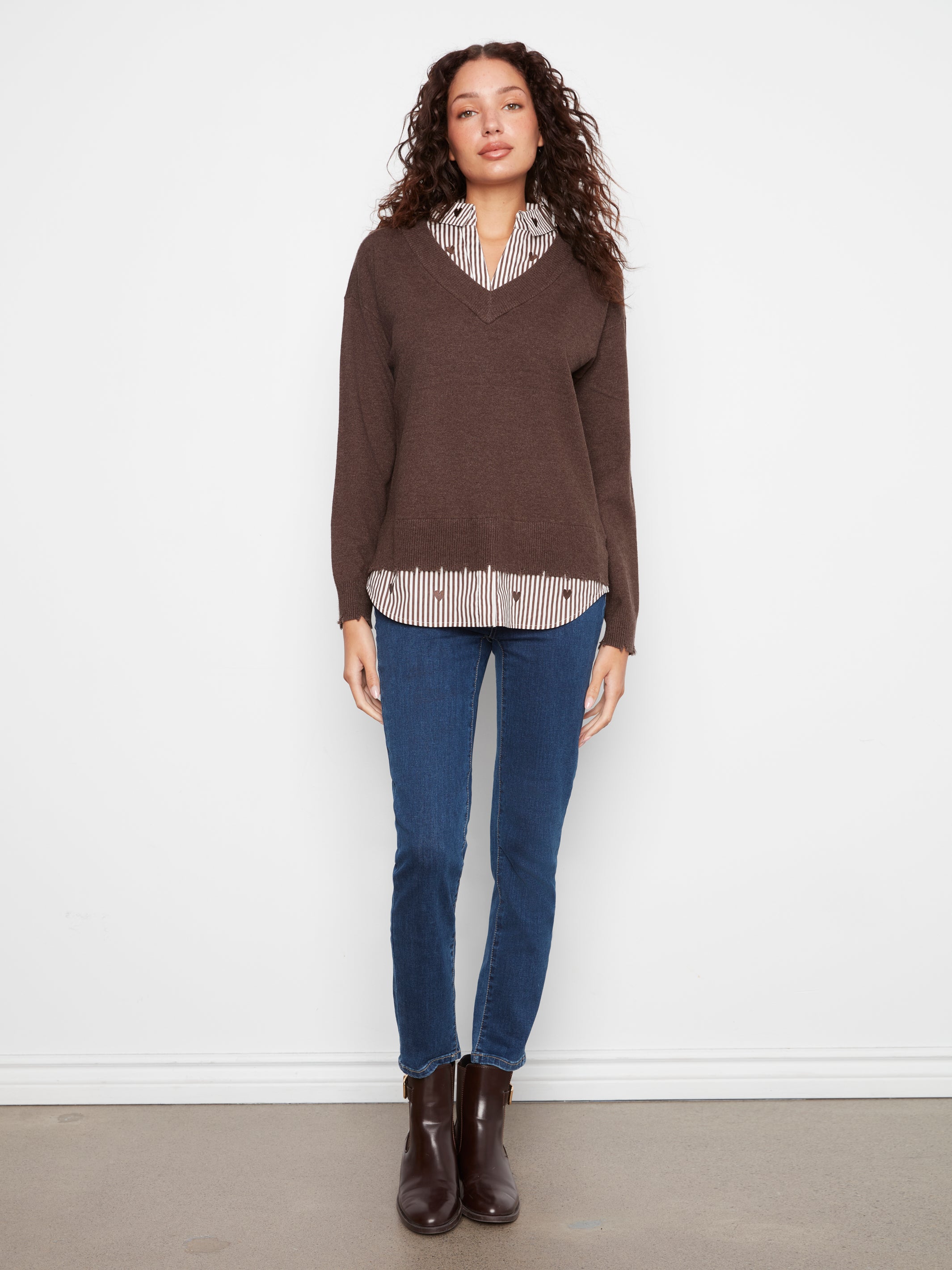 Chandail brun à effet superposé avec rayures et cœurs brodés, look complet trois quarts – Charlie B C2568RP-464A
