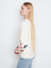 Chandail ivoire à col montant avec fleurs colorées sur les manches, look complet – Charlie B C2689RR-736A