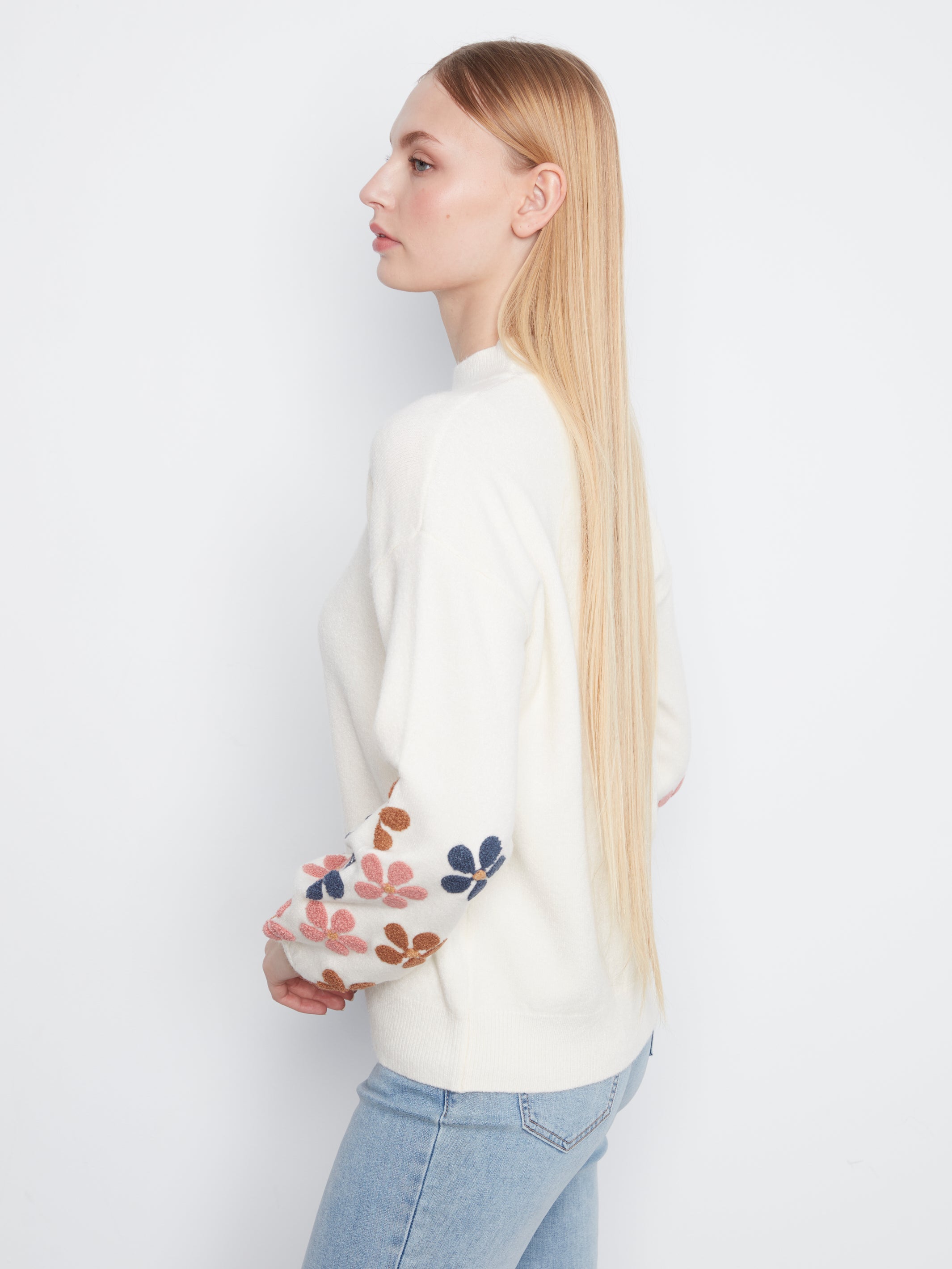 Chandail ivoire à col montant avec fleurs colorées sur les manches, look complet – Charlie B C2689RR-736A