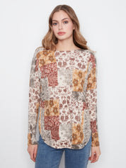 Chandail ivoire à imprimé patchwork fleuri rouille, moutarde et taupe, vue de face – Charlie B C2818-464A