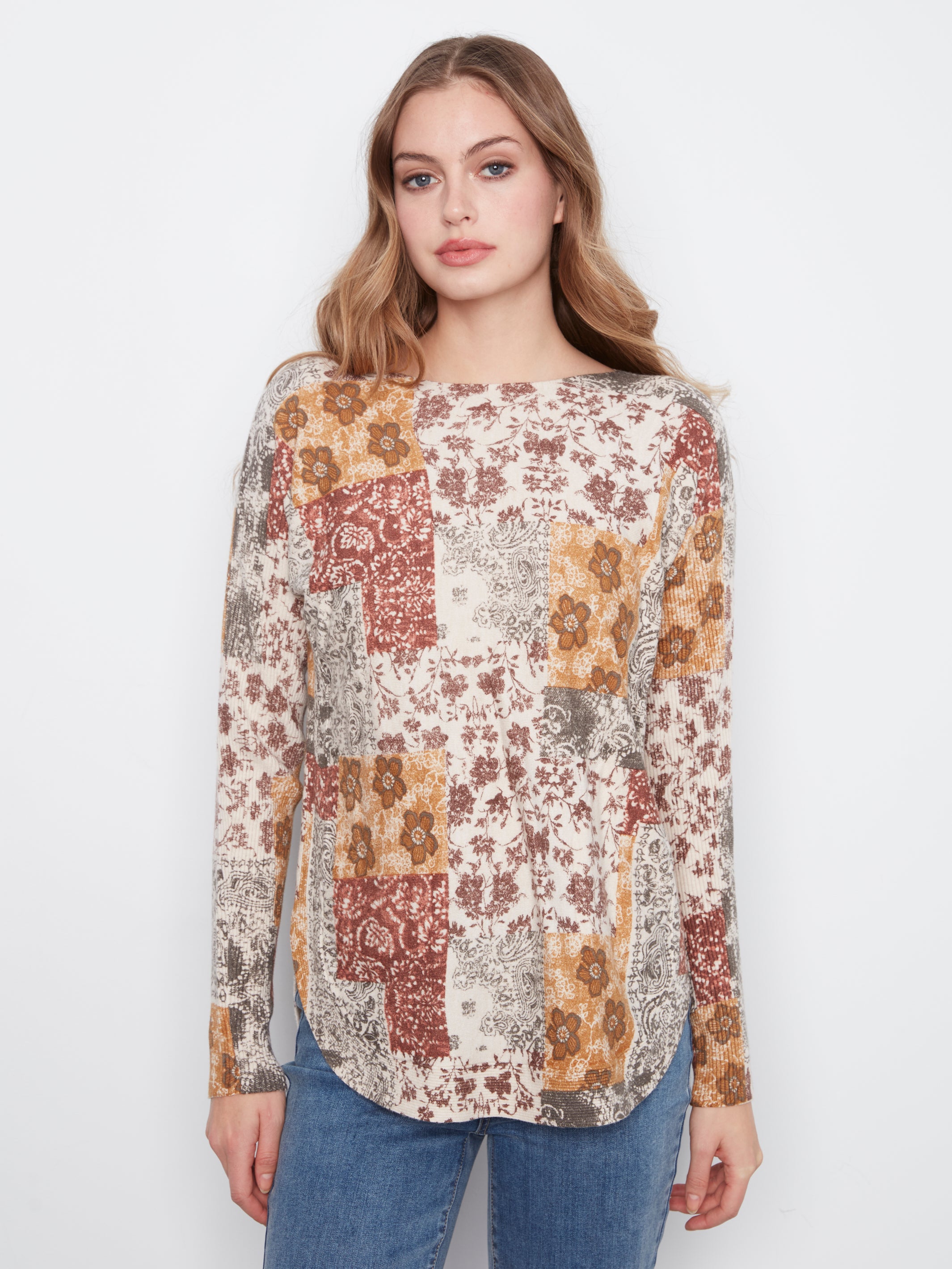 Chandail ivoire à imprimé patchwork fleuri rouille, moutarde et taupe, vue de face – Charlie B C2818-464A