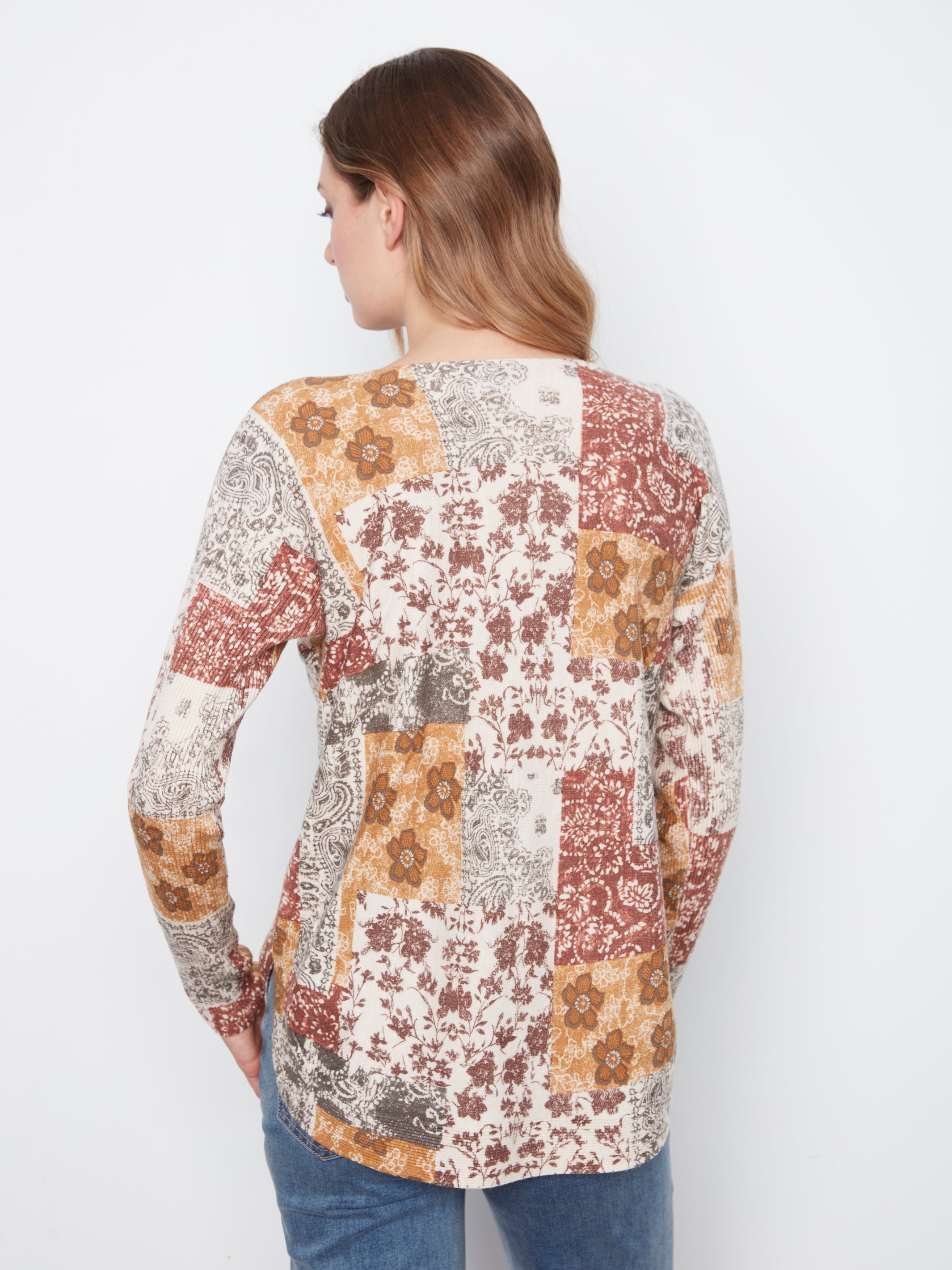 Chandail ivoire à imprimé patchwork fleuri rouille, moutarde et taupe, vue de face – Charlie B C2818-464A