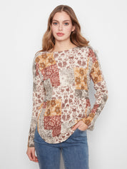 Chandail ivoire à imprimé patchwork fleuri rouille, moutarde et taupe, vue de face – Charlie B C2818-464A