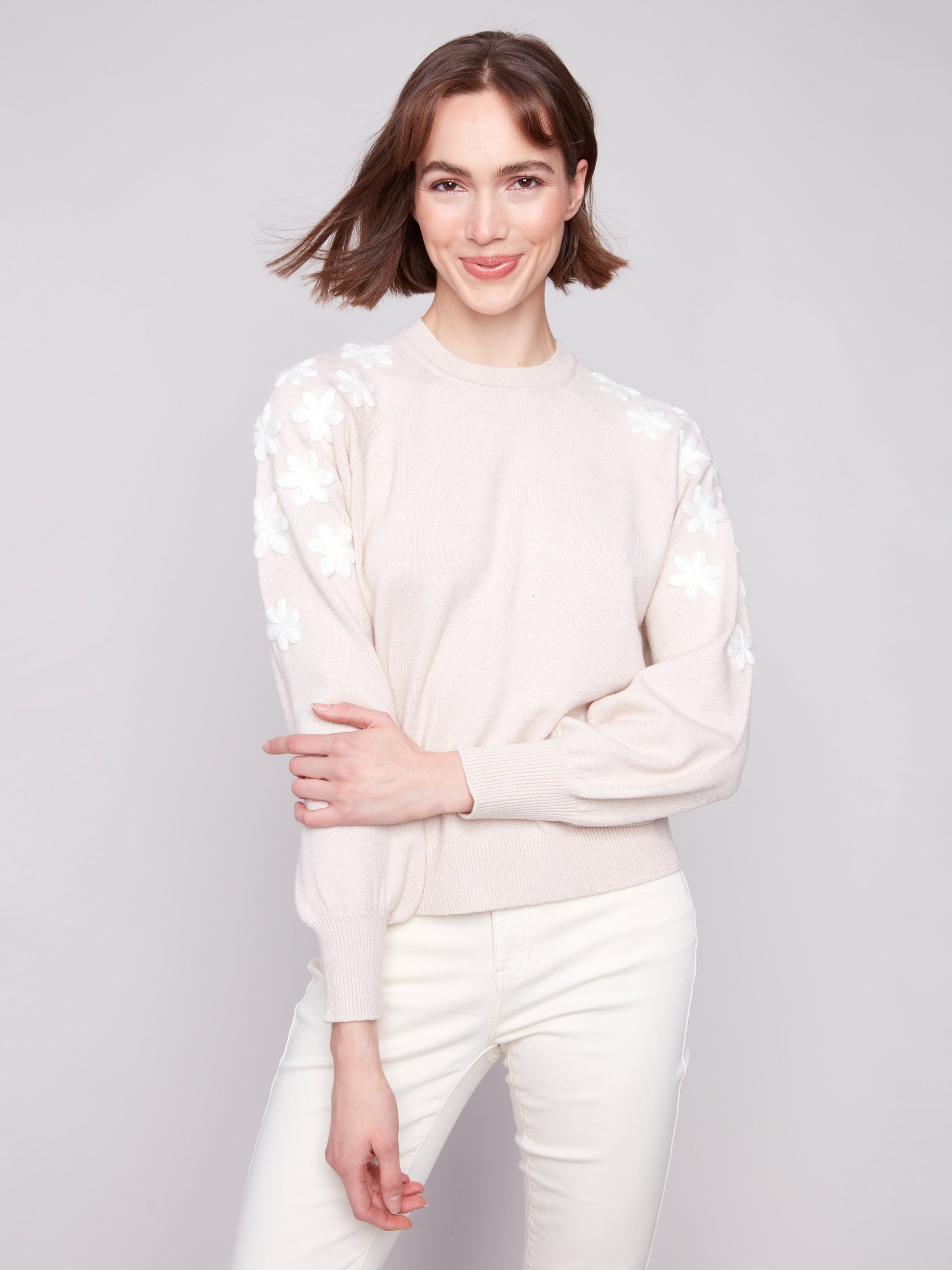 C2850E_974A_905_3_chandail-col-rond-broderies-fleurs-3d-avoine-charlie-b_beige_48e13f90-3617-4cdb-9886-082eebacfa44.jpg