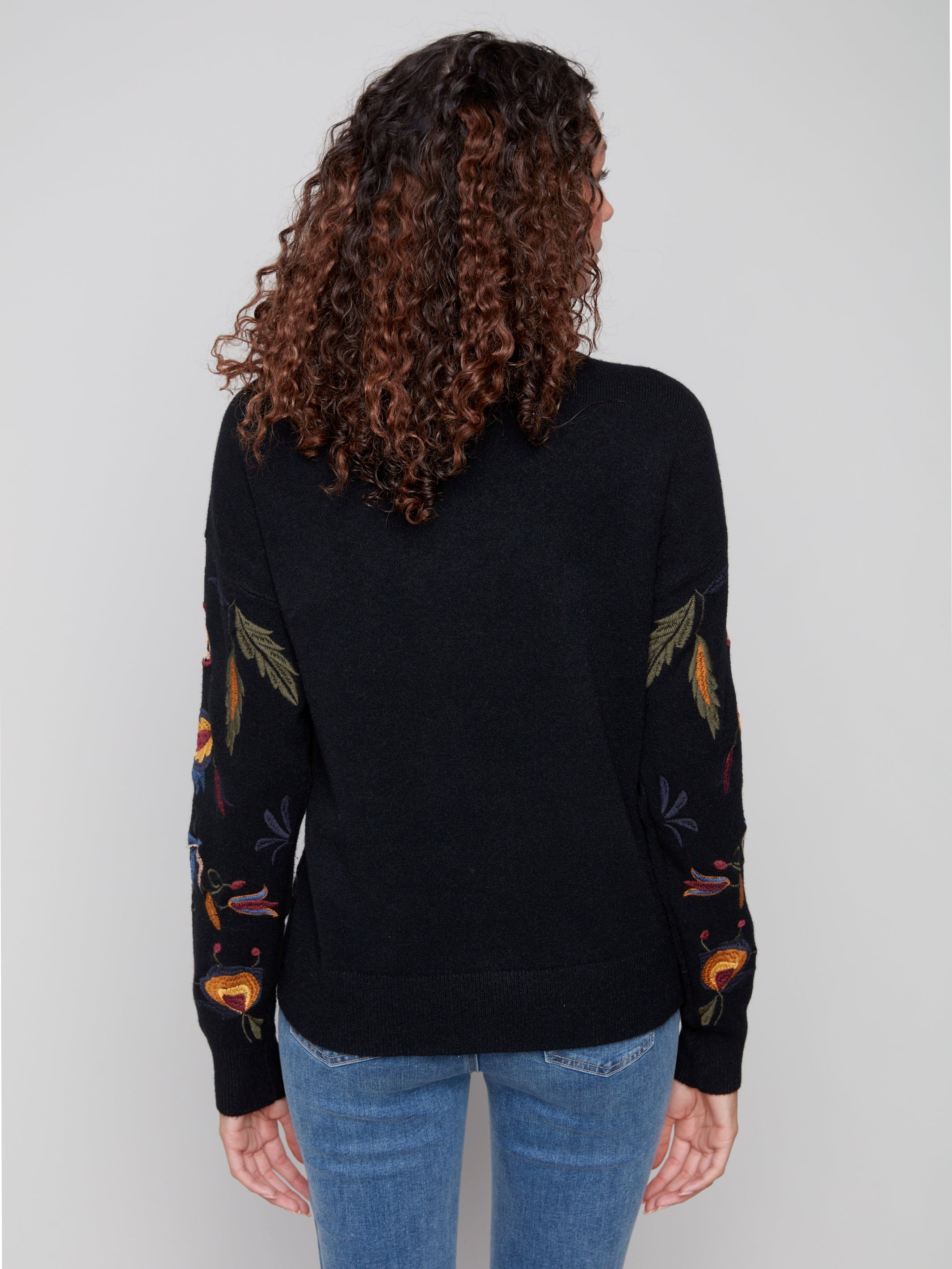 C2893_736A_P001_4_chandail-tricot-noir-broderie-fleurs-col-montant-charlie-b_79703b9f-25d6-4869-8d6e-778235cd2bdf.jpg