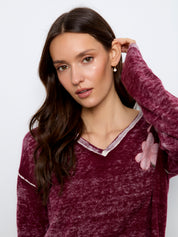 Chandail réversible merlot à grandes fleurs roses, côté délavé vue de dos – Charlie B C2907P-626B