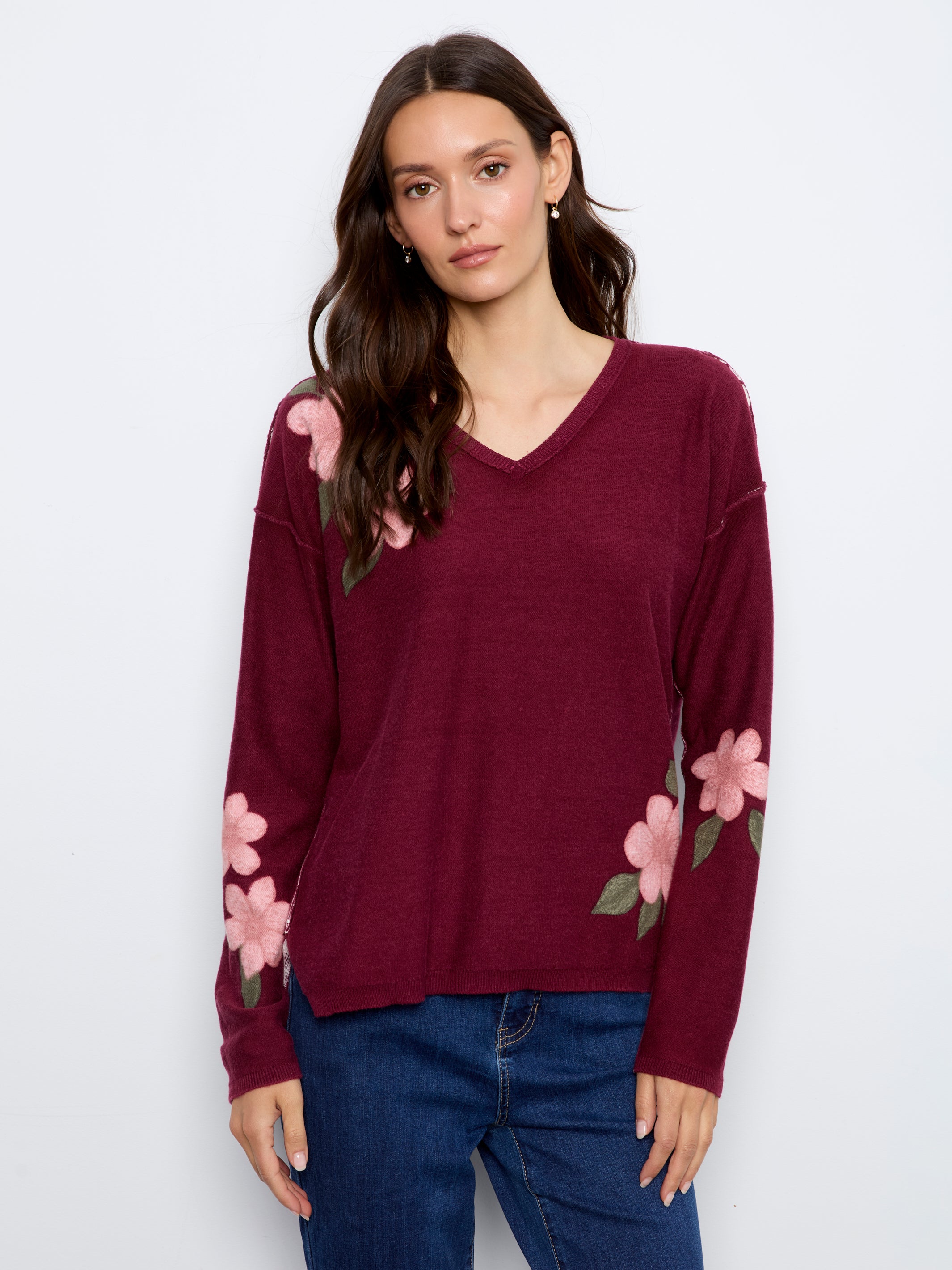 Chandail réversible merlot à grandes fleurs roses, côté délavé vue de face – Charlie B C2907P-626B