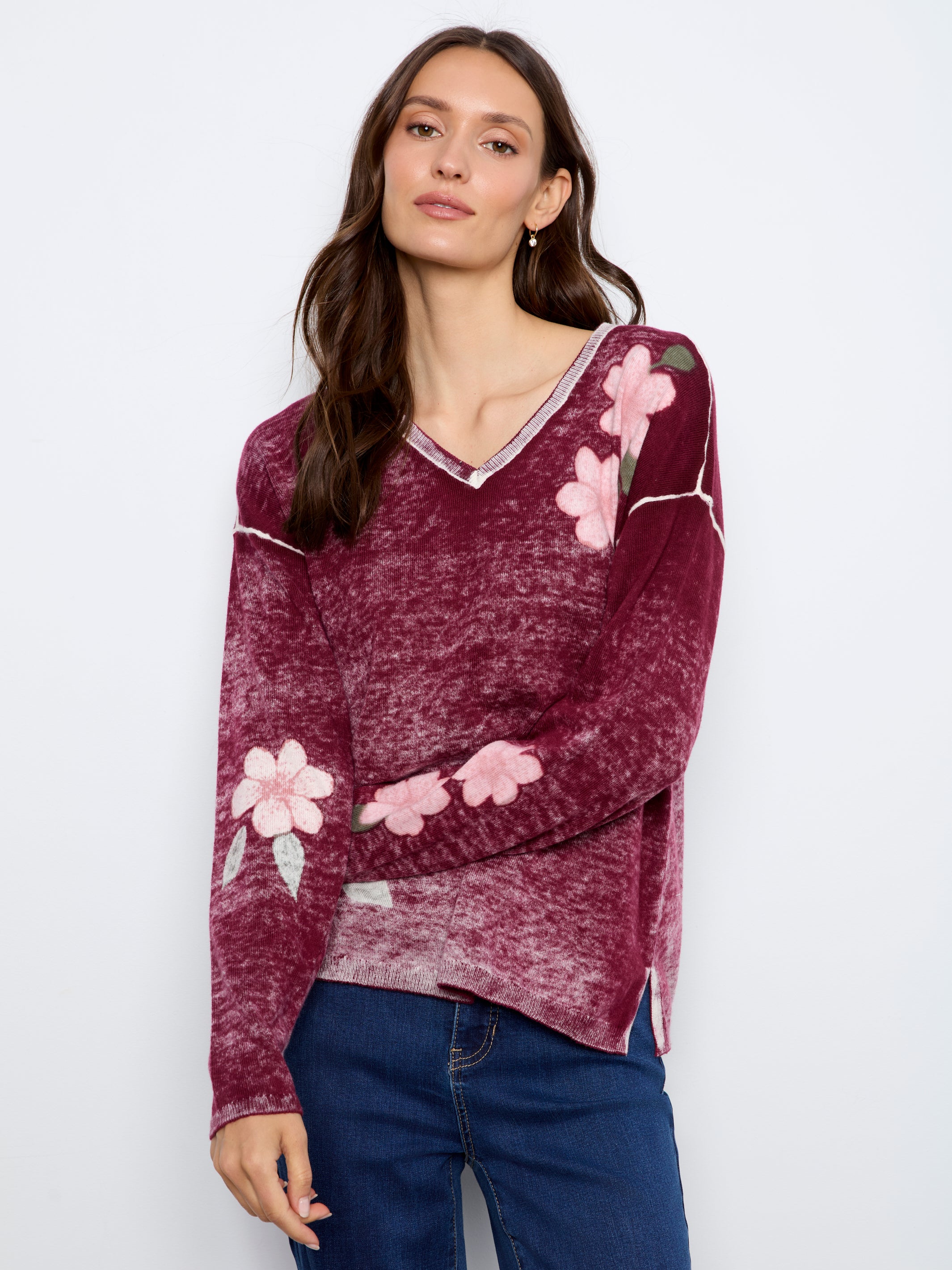 Chandail réversible merlot à grandes fleurs roses, côté vif look complet – Charlie B C2907P-626B