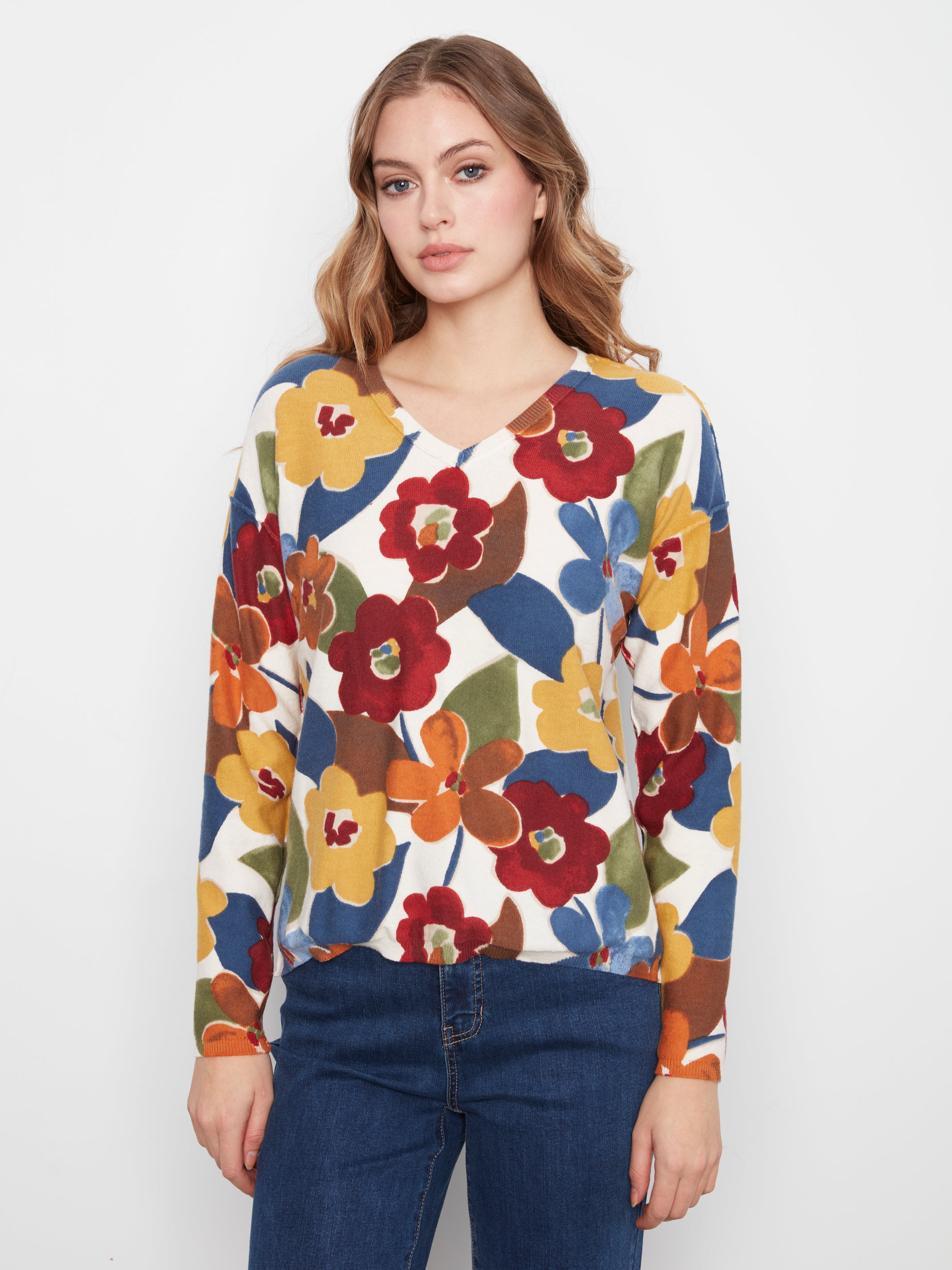 Chandail réversible ivoire à grandes fleurs multicolores, côté délavé vue de face – Charlie B C2907P-626B