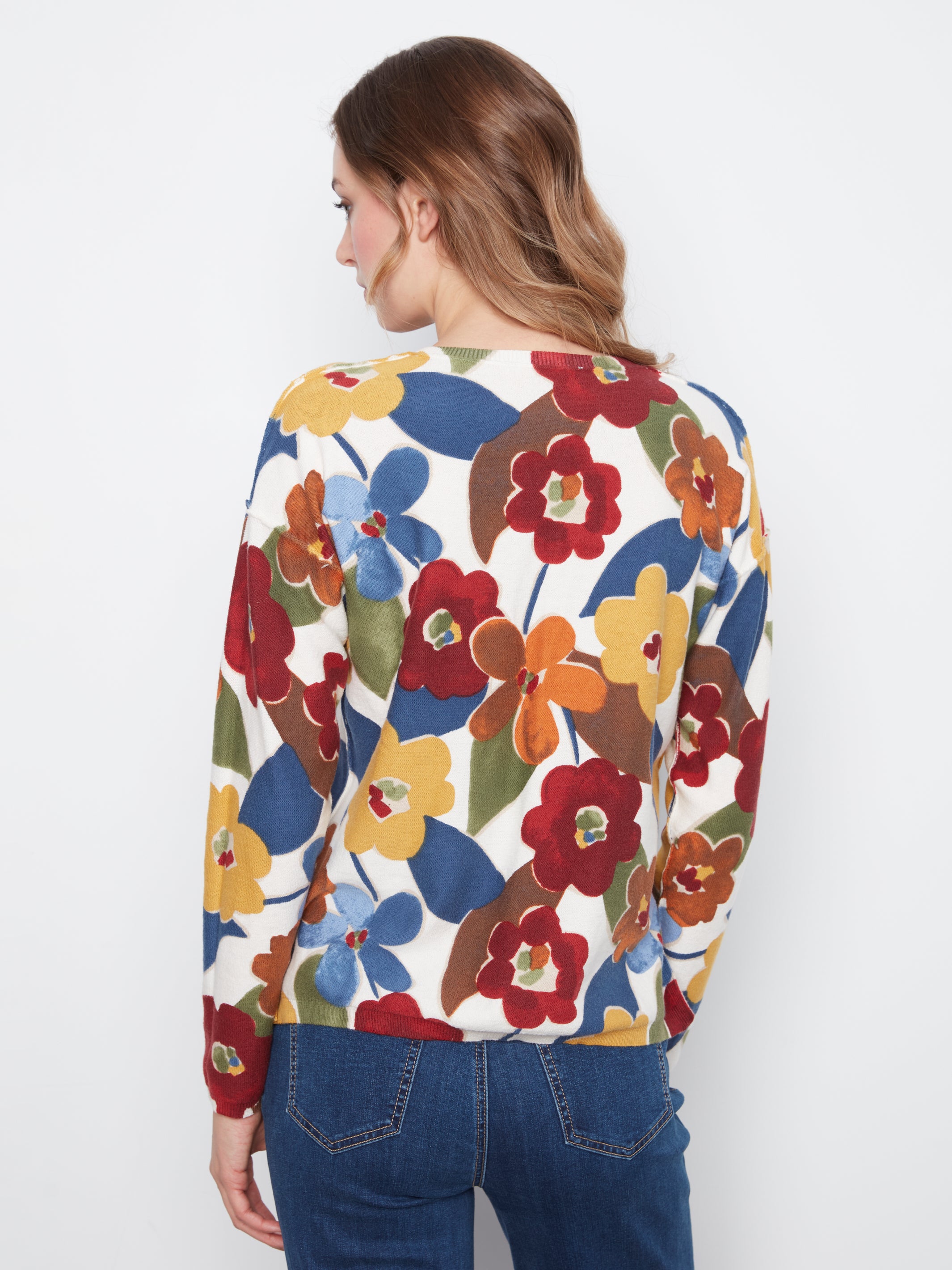 Chandail réversible ivoire à grandes fleurs multicolores, côté vif vue de face – Charlie B C2907P-626B