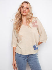 Chandail en tricot couleur naturel avec motif de fleurs, manches au coude, style féminin et décontracté, facile à agencer avec un jeans.