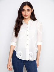 Blouse blanche avec cœurs brodés ton sur ton, tissu 100 % coton, style classique et féminin, idéale pour une tenue chic.