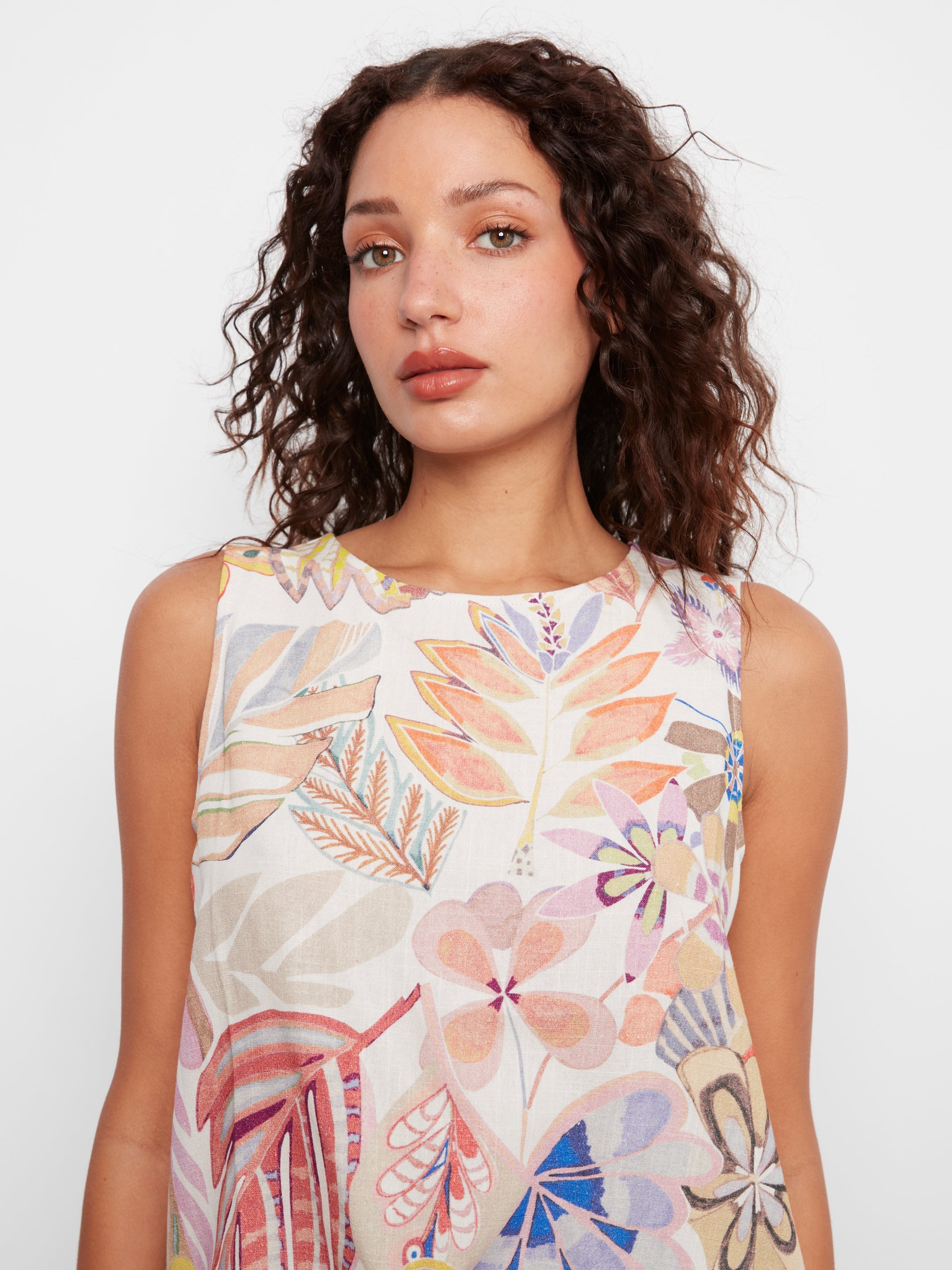 Camisole imprimée de fleurs multicolores, tissu léger en rayonne et lin, style estival et décontracté, facile à agencer avec jeans ou pantalon de lin.