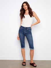 Capri en jeans indigo, coupe confortable, tissu en coton mélangé avec légère élasticité, style polyvalent pour l’été.