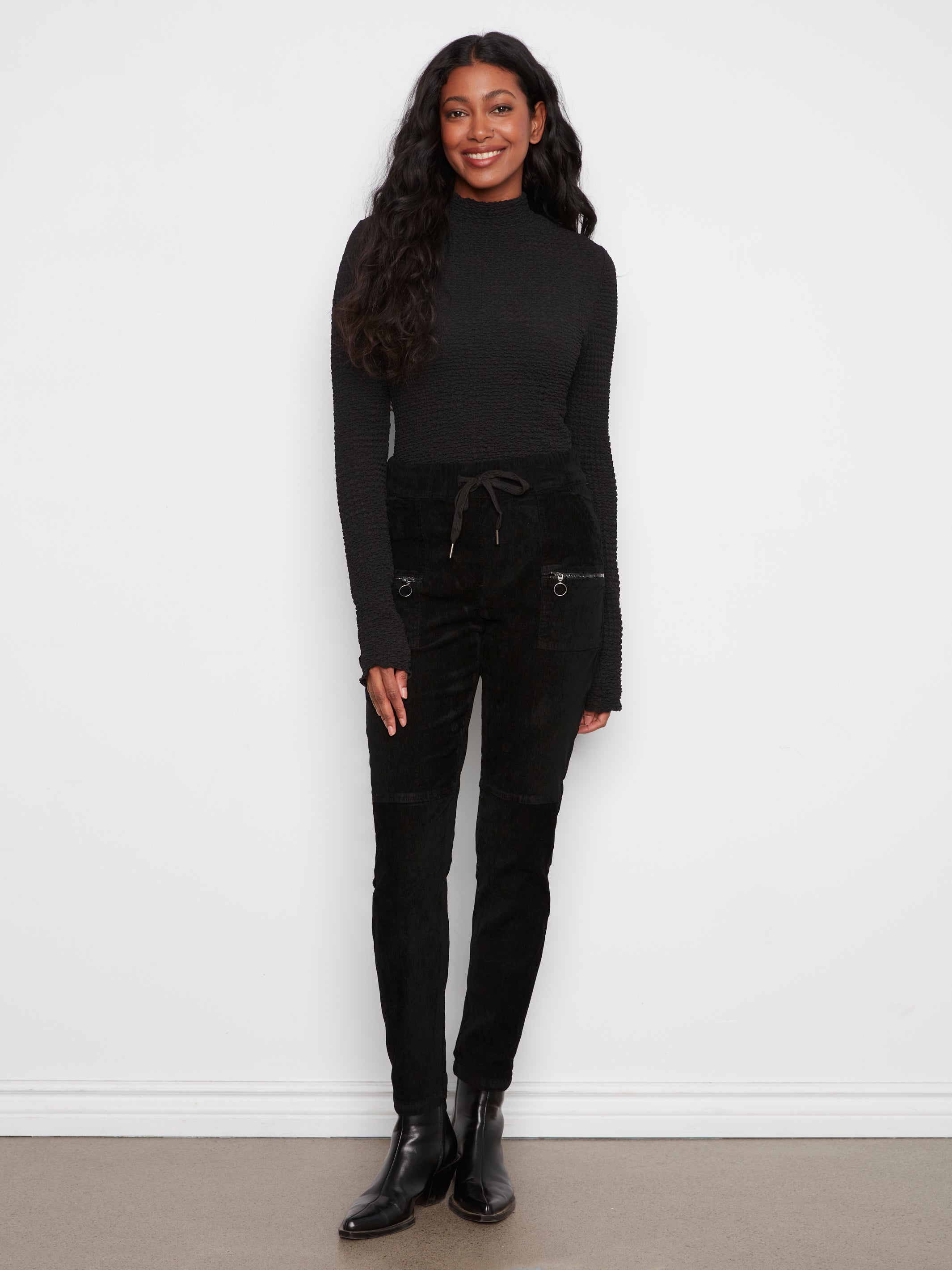 Pantalon jogger noir en babycord avec poches zippées, vue de face – Charlie B C5438RP-663B