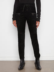 Pantalon jogger noir en babycord avec poches zippées, vue de face – Charlie B C5438RP-663B