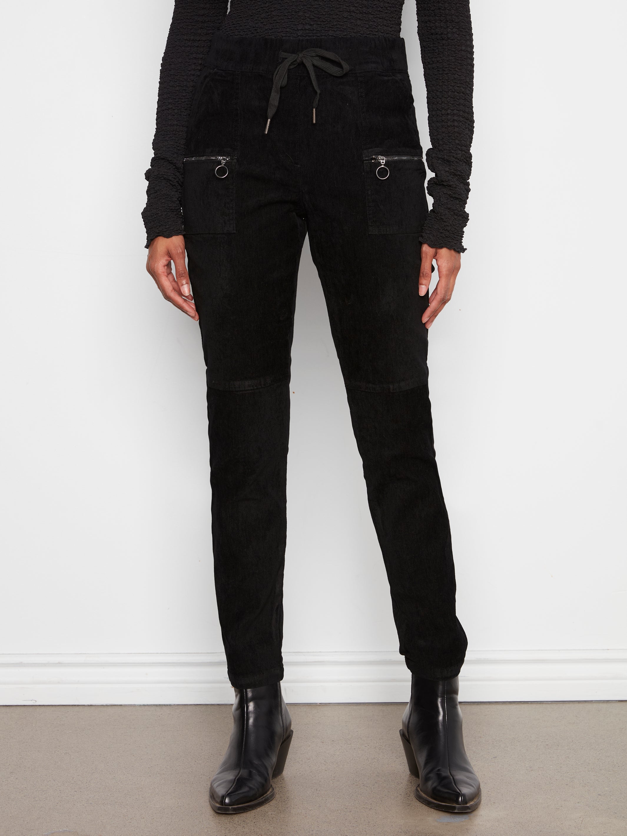 Pantalon jogger noir en babycord avec poches zippées, vue de face – Charlie B C5438RP-663B