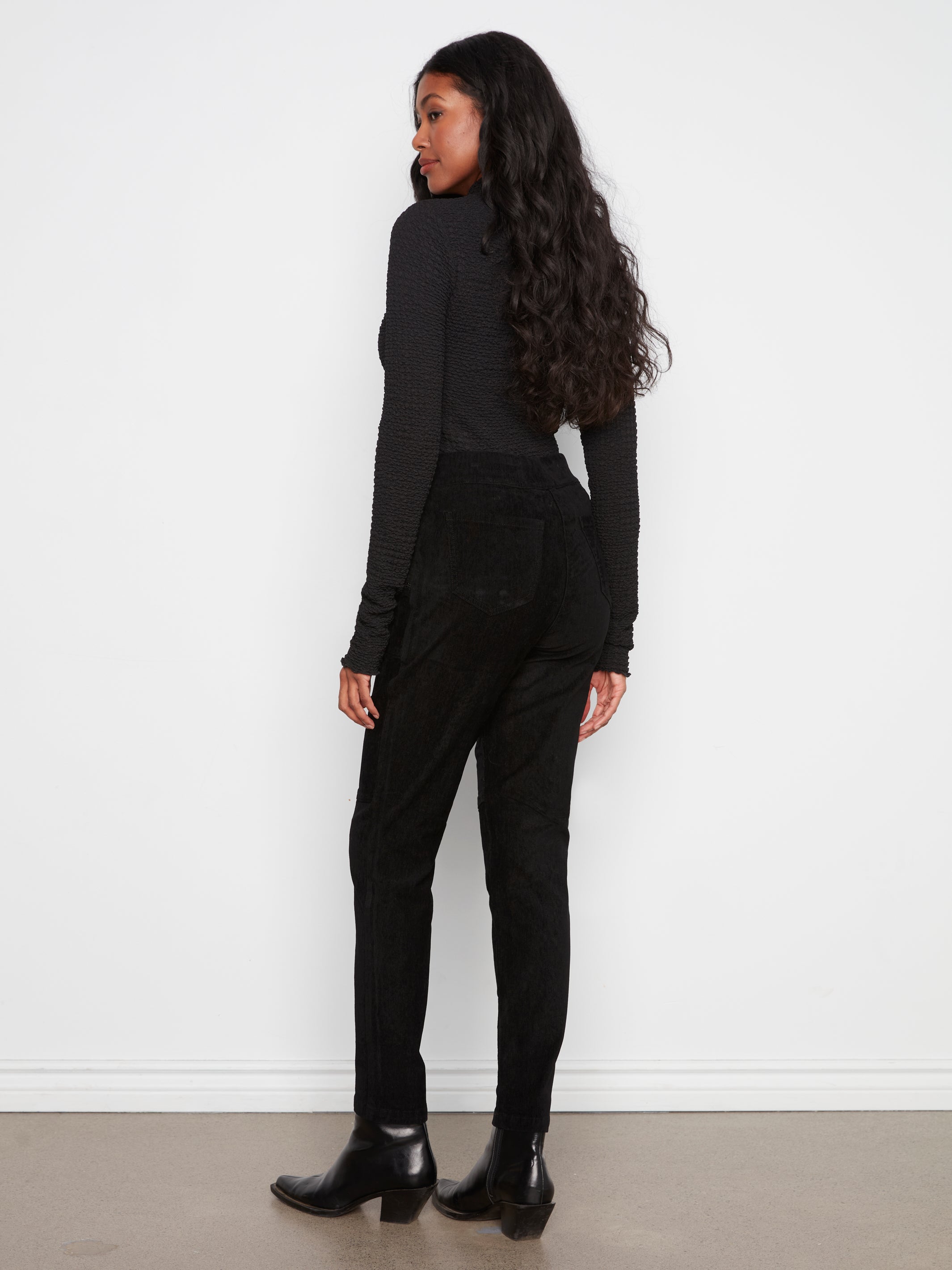 Pantalon jogger noir en babycord avec poches zippées, vue de face – Charlie B C5438RP-663B