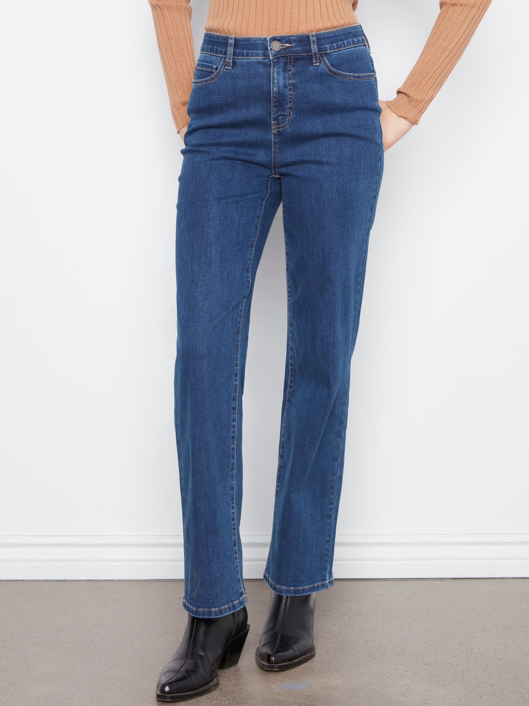 Jean indigo à jambe droite avec cinq poches, vue de face – Charlie B C5584J-431A