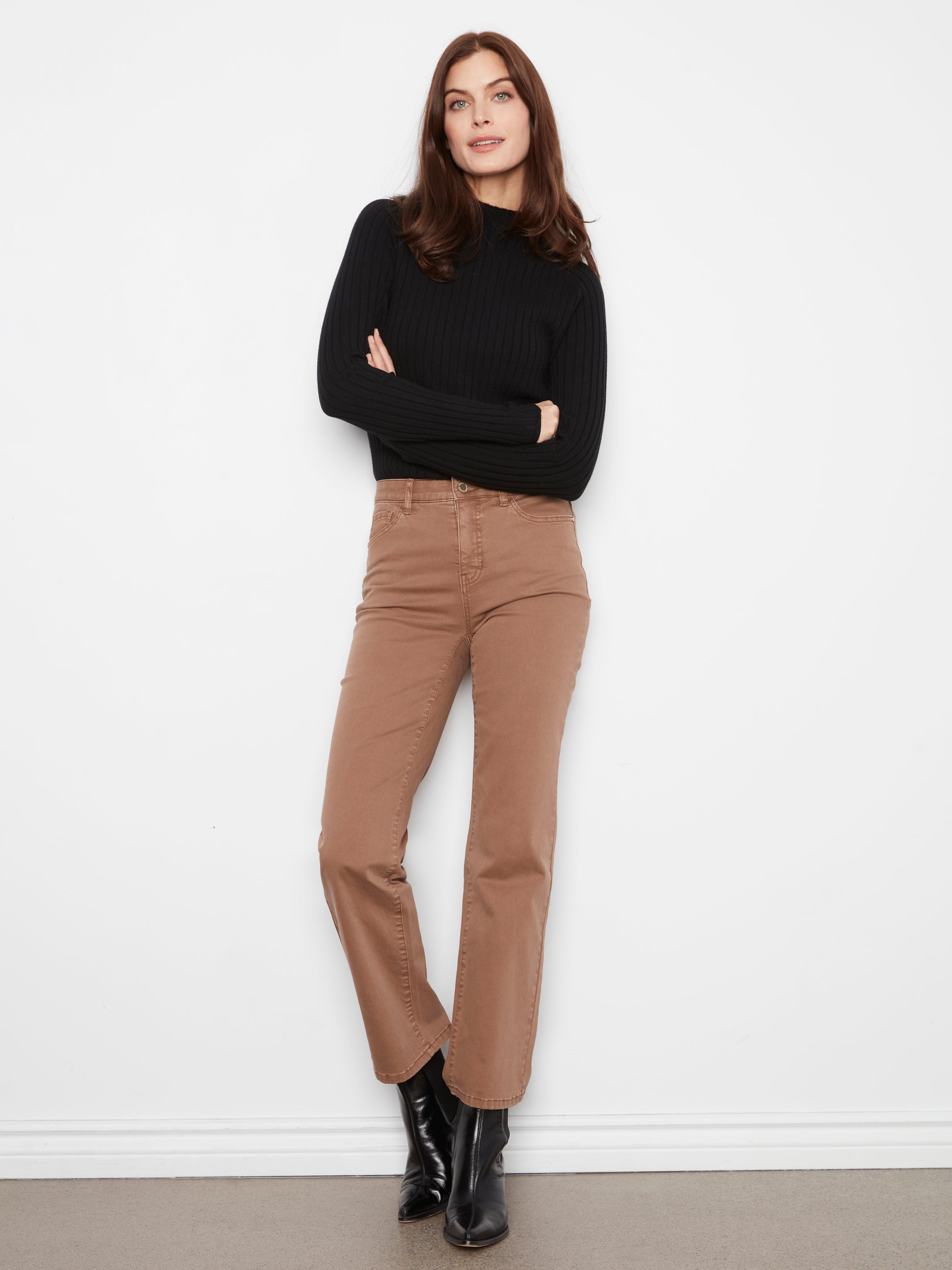 Pantalon brun truffe en sergé extensible à taille régulière et jambe droite, vue de face – Charlie B C5584-618A