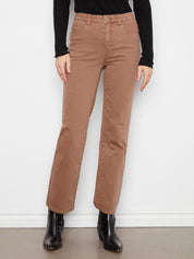 Pantalon brun truffe en sergé extensible à taille régulière et jambe droite, vue de face – Charlie B C5584-618A