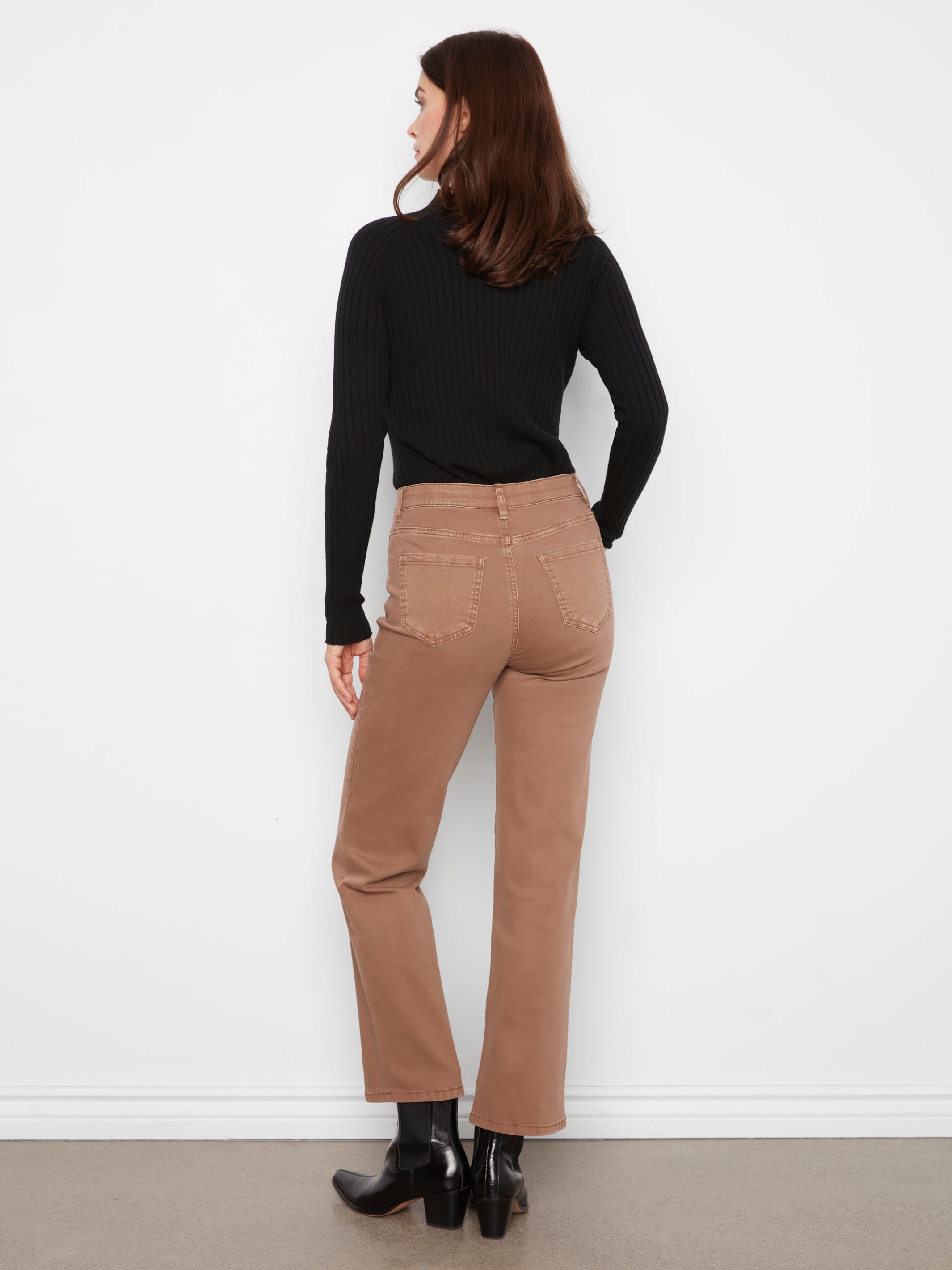 Pantalon brun truffe en sergé extensible à taille régulière et jambe droite, vue de face – Charlie B C5584-618A