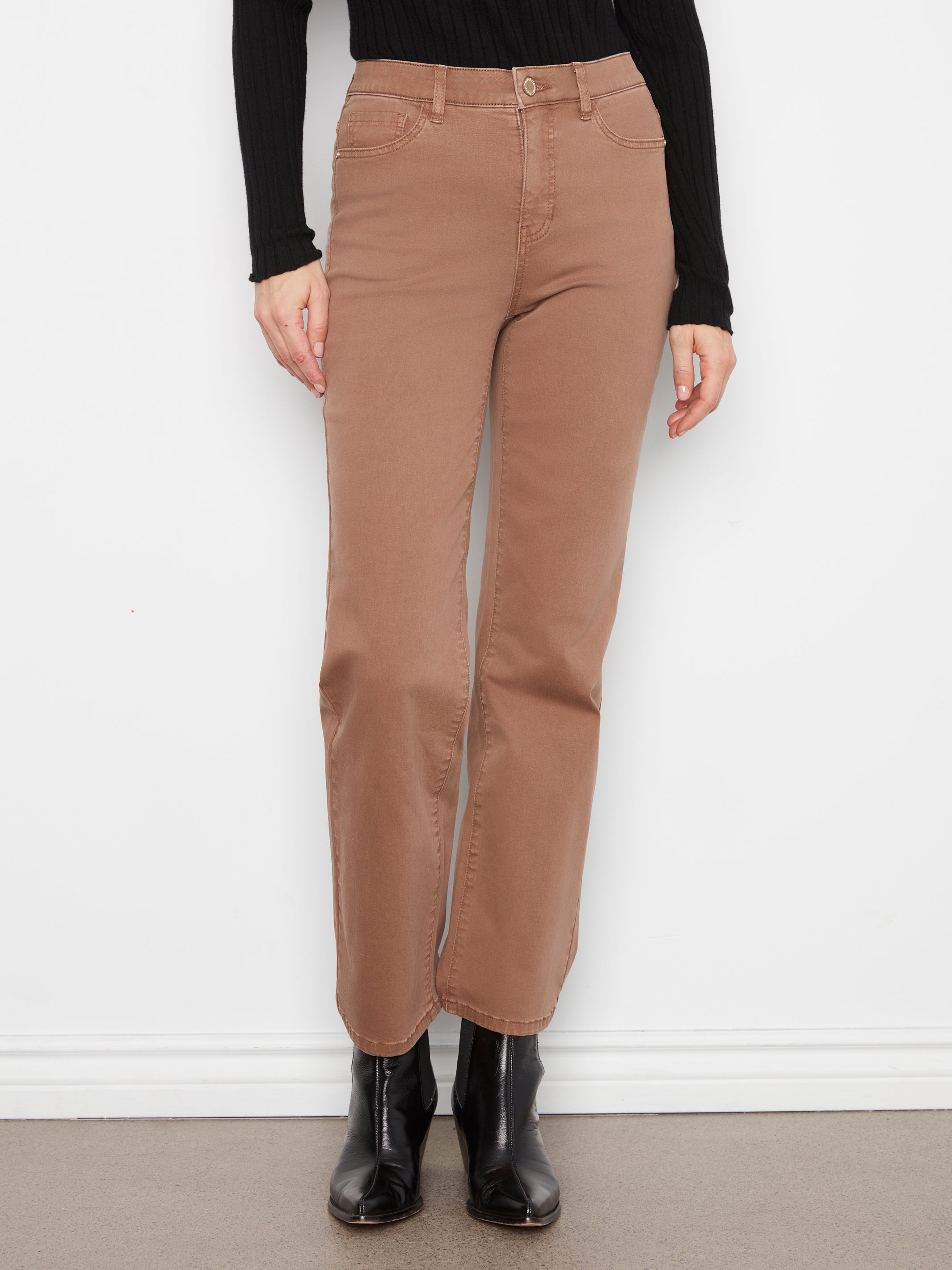 Pantalon brun truffe en sergé extensible à taille régulière et jambe droite, vue de face – Charlie B C5584-618A