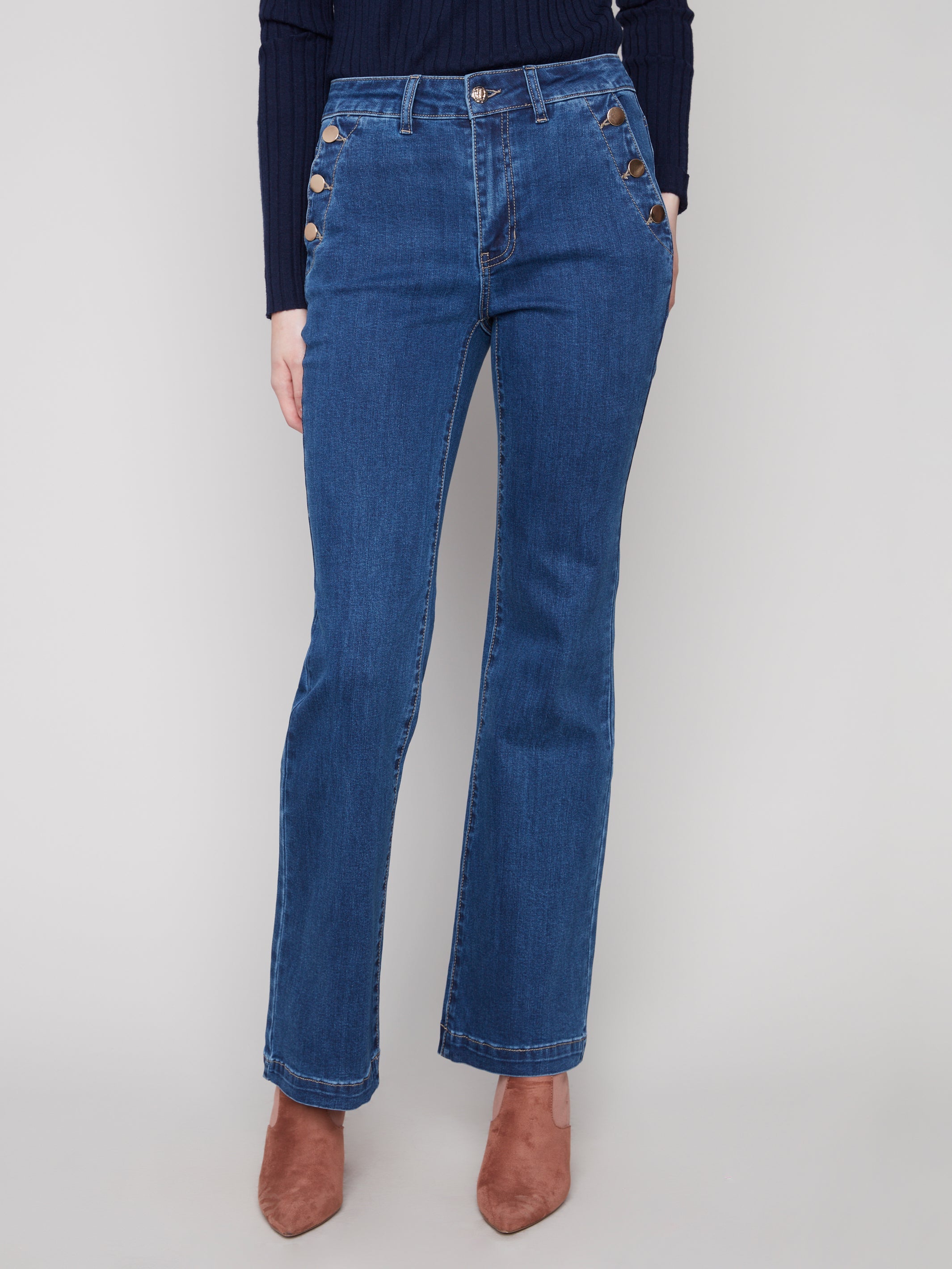 C5690_431A_007_5_jean-droit-confortable-extensible-boutons-dores-poches-charlie-b_6ffe426a-1d63-4d9d-befd-76fe37e665a3.jpg