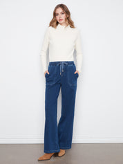 Pantalon en denim indigo à jambe large avec taille à cordon, vue de face – Charlie B C5794-627C