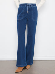 Pantalon en denim indigo à jambe large avec taille à cordon, vue de face – Charlie B C5794-627C