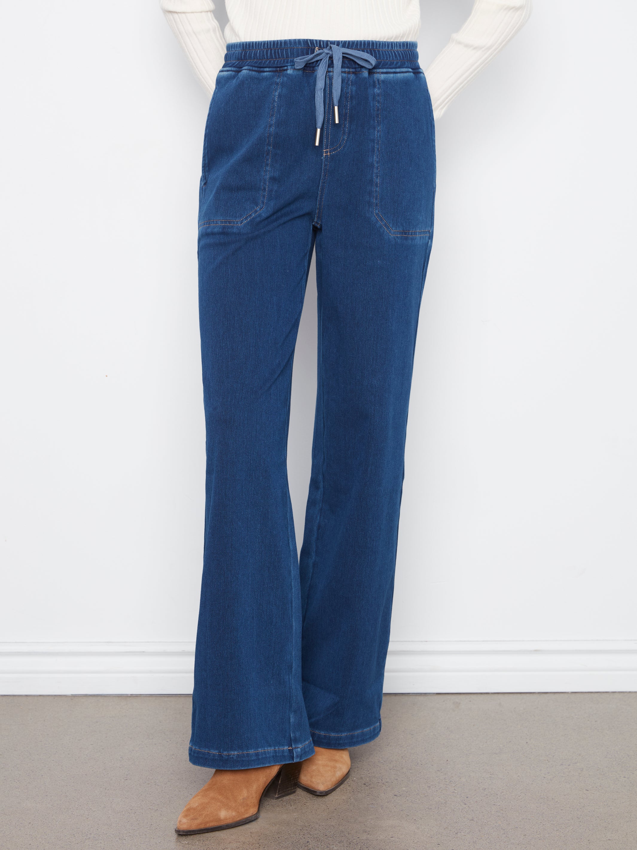 Pantalon en denim indigo à jambe large avec taille à cordon, vue de face – Charlie B C5794-627C