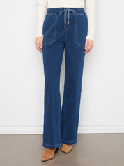 Pantalon en denim indigo à jambe large avec taille à cordon, vue de face – Charlie B C5794-627C