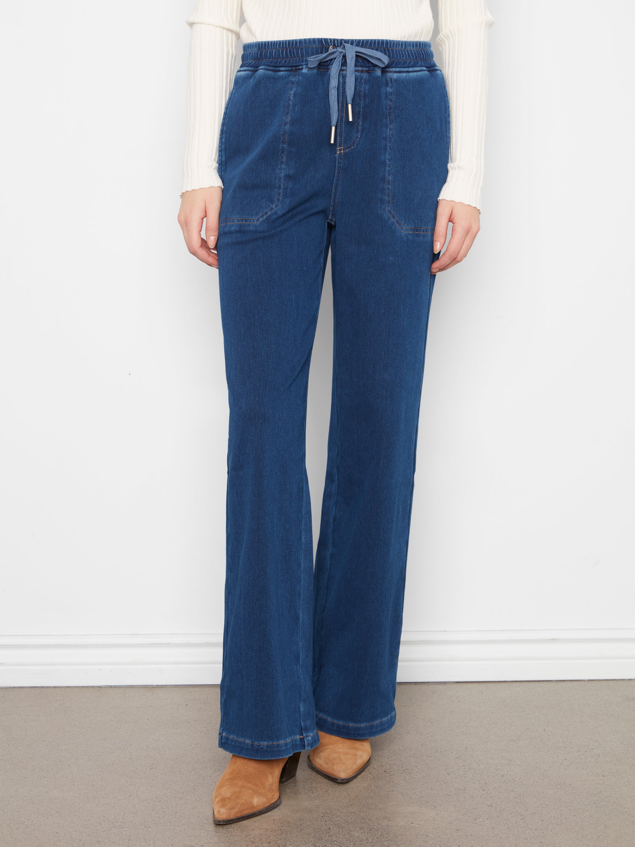 Pantalon en denim indigo à jambe large avec taille à cordon, vue de face – Charlie B C5794-627C