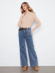 Jean bleu moyen à jambe large avec ceinture brune, vue de face – Charlie B C5807-431A