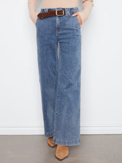 Jean bleu moyen à jambe large avec ceinture brune, vue de face – Charlie B C5807-431A