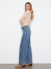 Jean bleu moyen à jambe large avec ceinture brune, vue de face – Charlie B C5807-431A