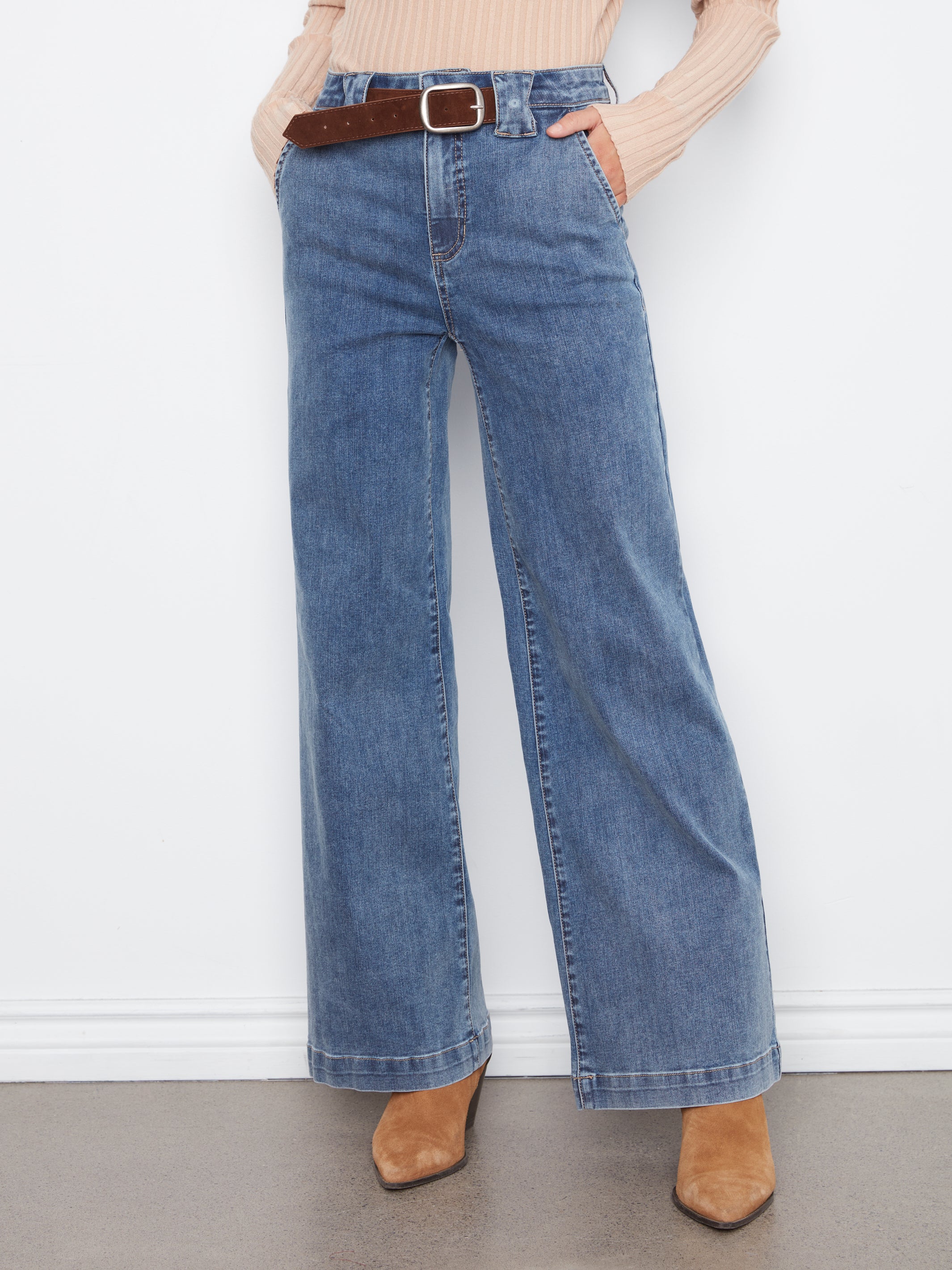Jean bleu moyen à jambe large avec ceinture brune, vue de face – Charlie B C5807-431A