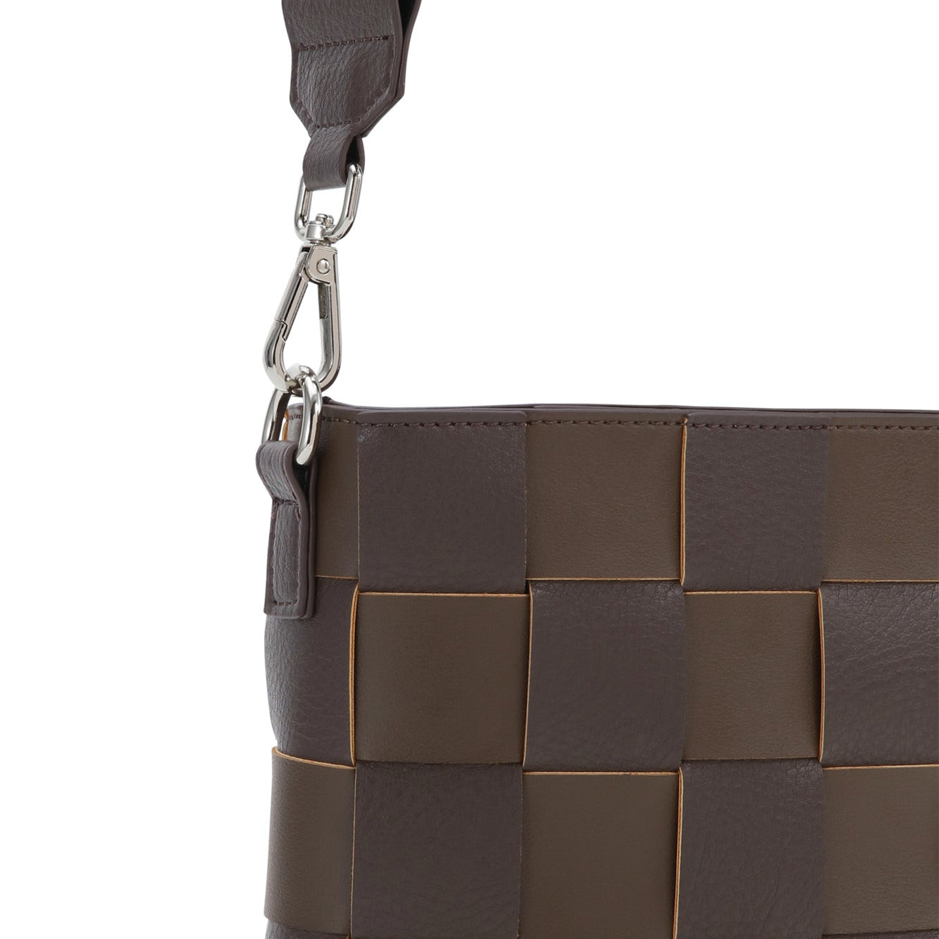 Sac tressé (effet osier ou cuir) pour femme, bandoulière ajustable. Couleur brun chocolat foncé. Marque Ilse Jacobsen.
