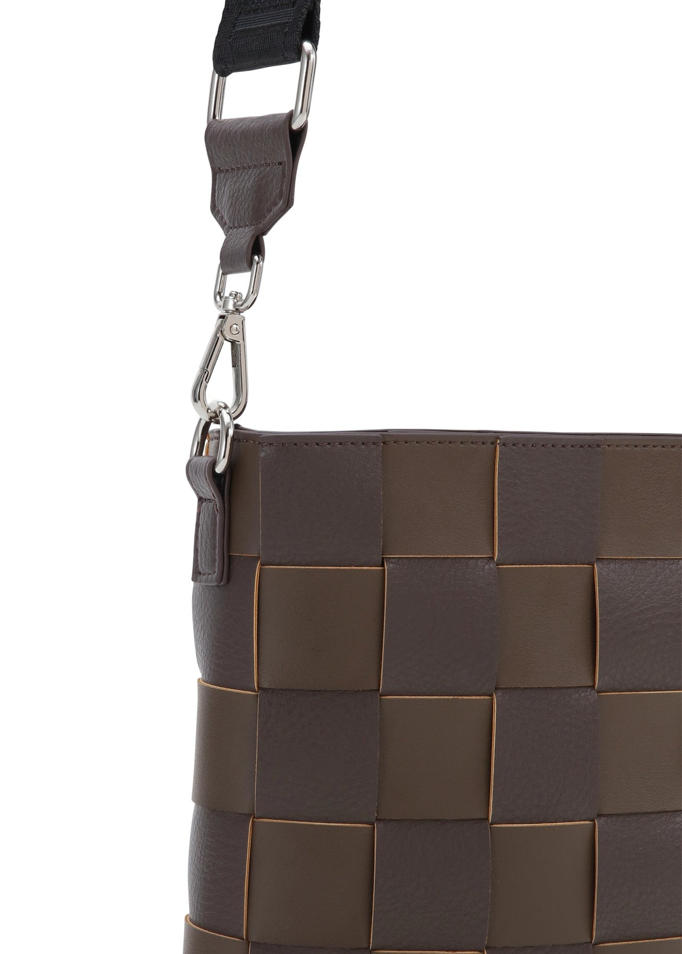 Sac tressé (effet osier ou cuir) pour femme, bandoulière ajustable. Couleur brun chocolat foncé. Marque Ilse Jacobsen.