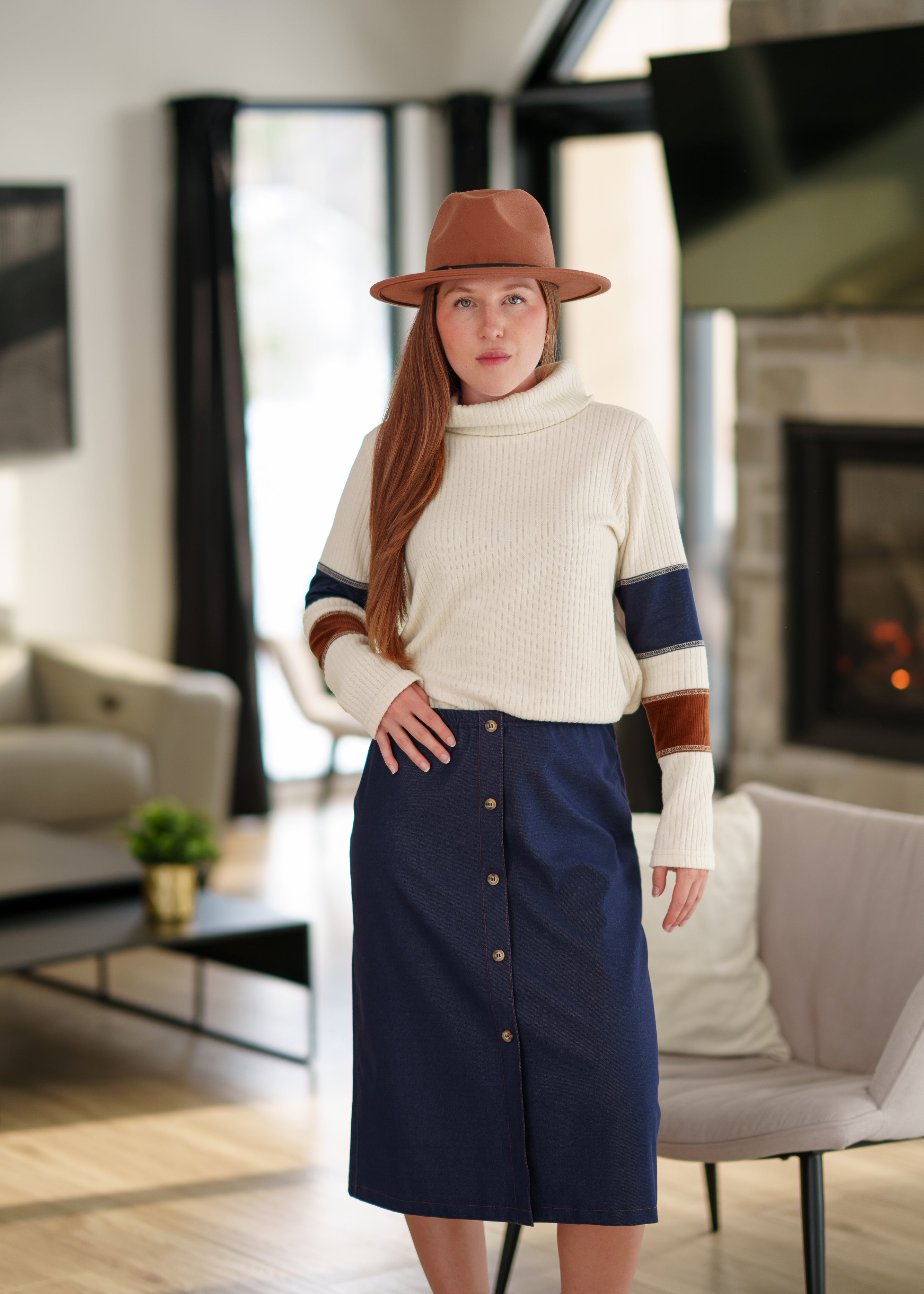 Jupe Nicolet bleu denim portée avec un chandail ivoire, deuxième vue