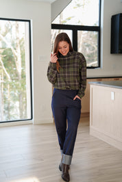 Chandail Batiscan à carreaux porté avec le pantalon Yamaska bleu denim