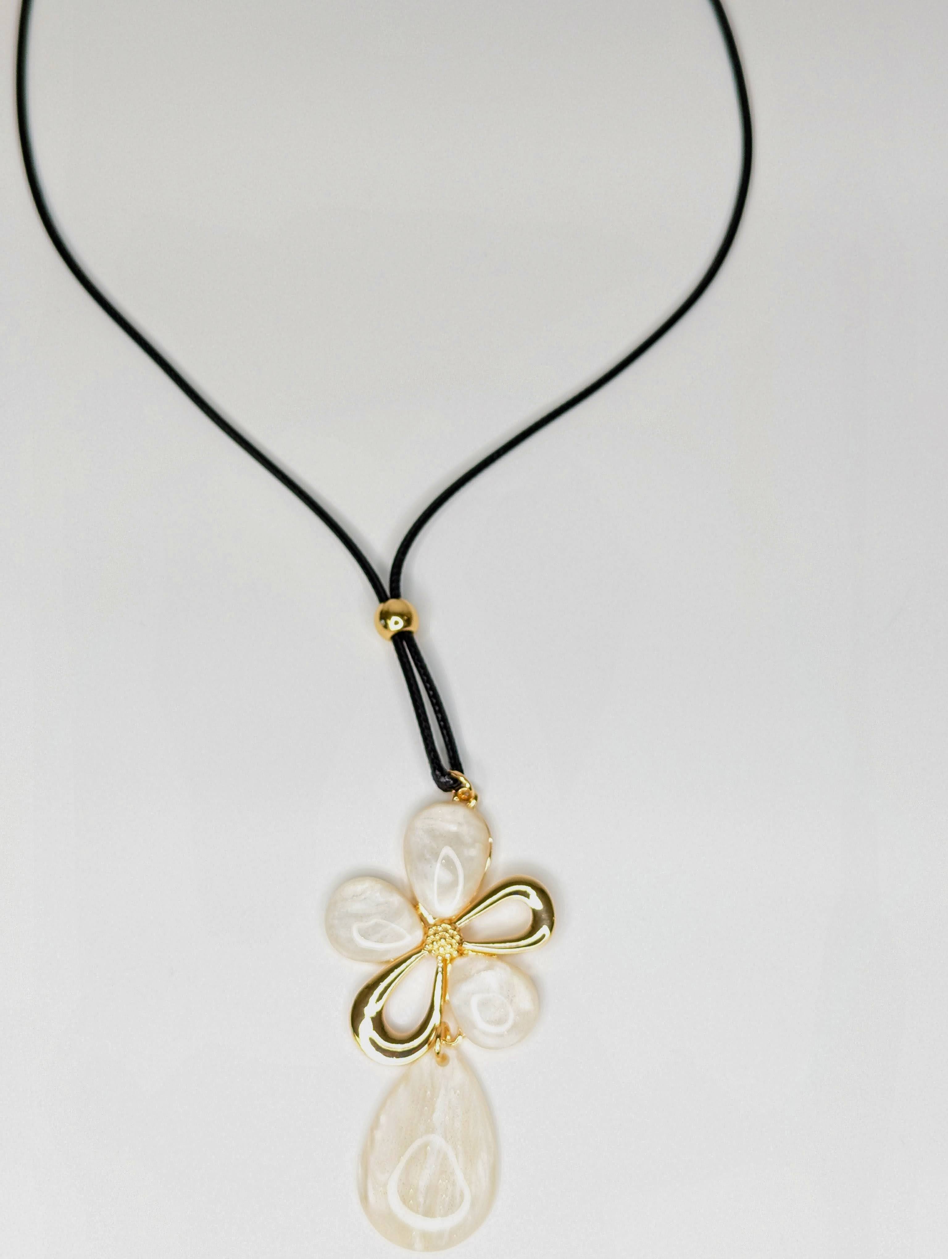 Collier_Long_Fleur_nacr_e_cordon_Noir_Les_Nana_11615_72e32fcb-37d9-41f5-a94c-8275ea5f358c.jpg