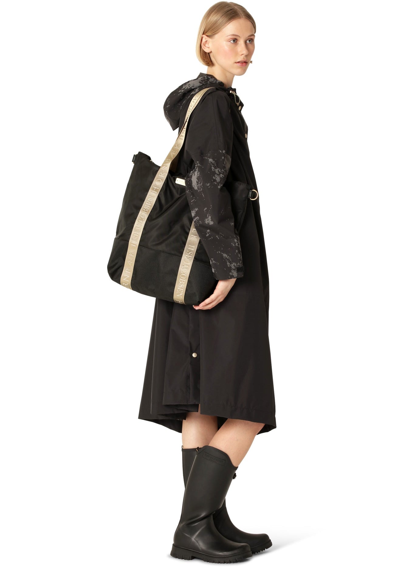 "Sac à bandoulière grand format Ilse Jacobsen en couleur noir uni. Design minimaliste et épuré avec une sangle réglable et un grand compartiment principal. Idéal pour le voyage ou le bureau."