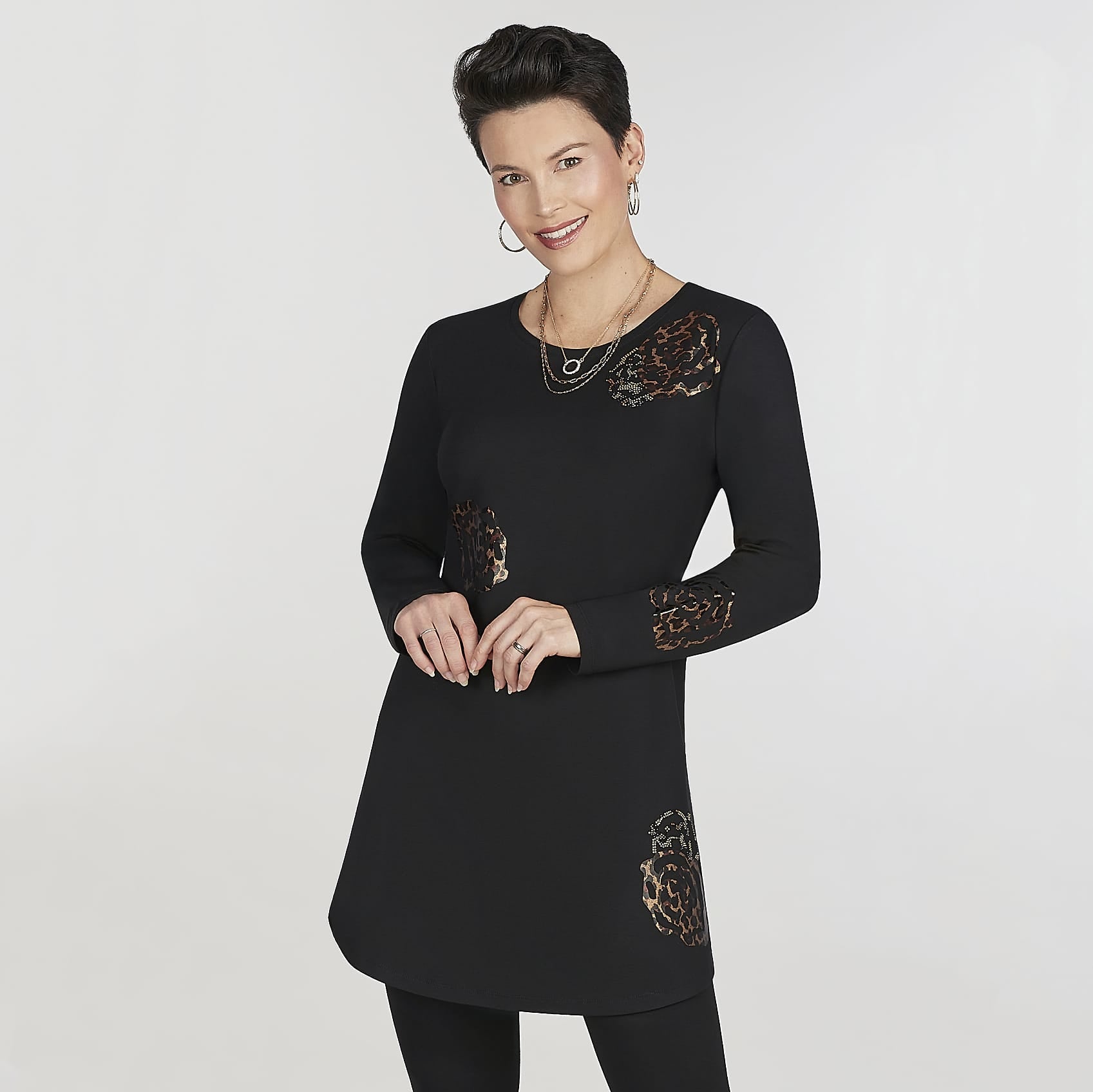 Robe noire Tricotto à manches longues avec un col rond, ornée de fleurs à motif léopard et de paillettes scintillantes.