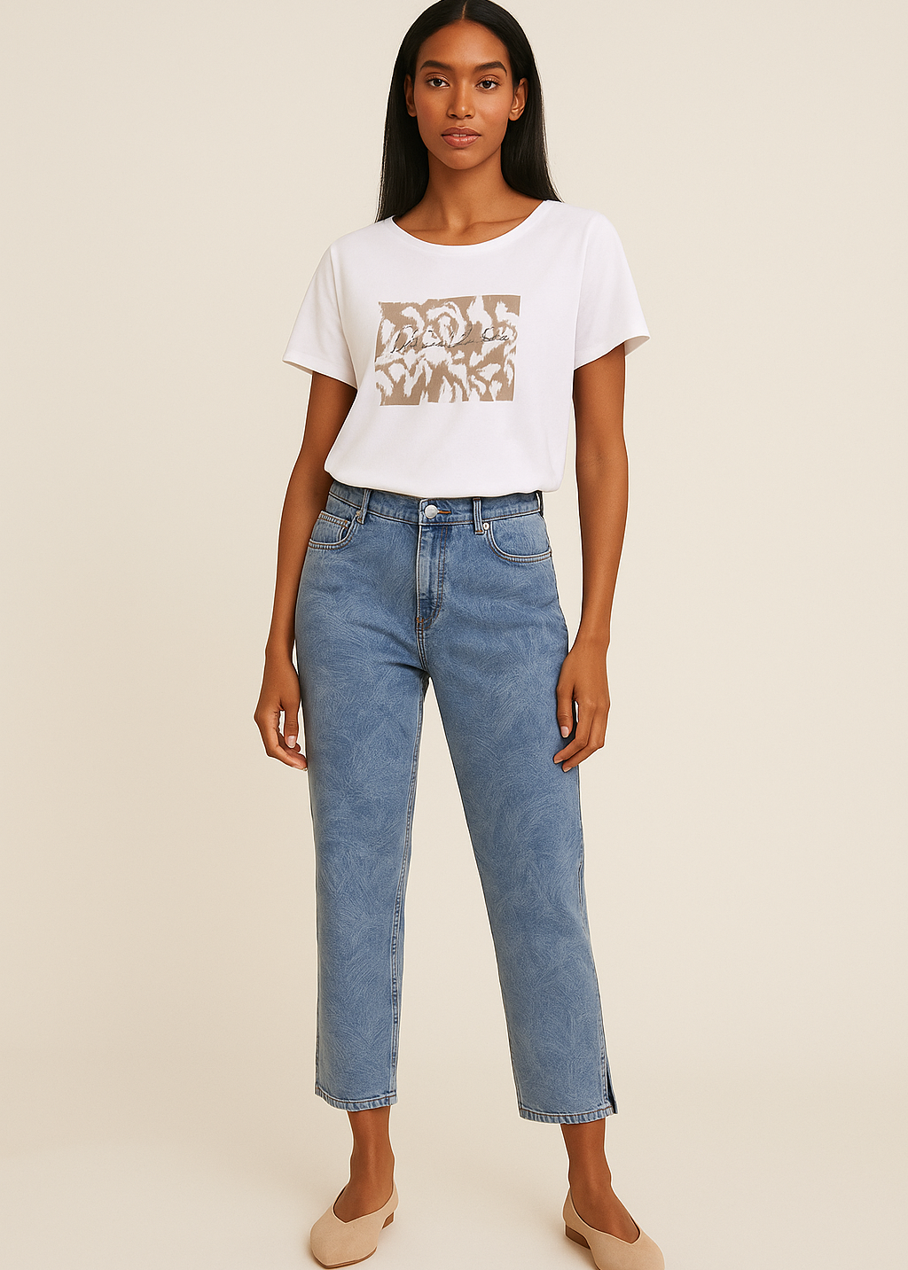 Jeans bleu délavé coupe droite arrivant à la cheville, avec imprimé ton sur ton de feuilles tropicales et style classique revisité