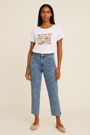 Jeans bleu délavé coupe droite arrivant à la cheville, avec imprimé ton sur ton de feuilles tropicales et style classique revisité