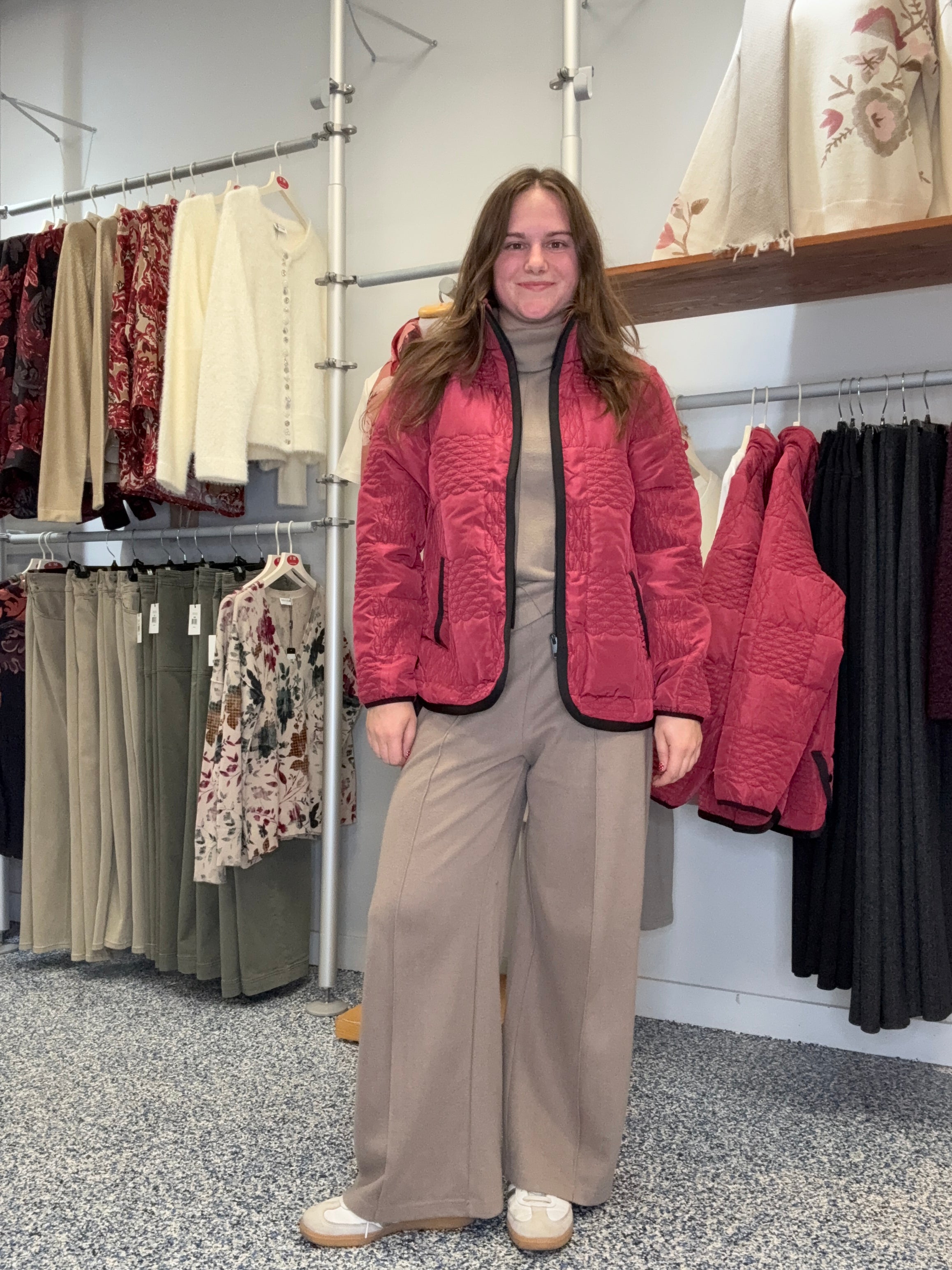 Manteau court bordeaux pour femme de la marque Dolcezza, 100 % polyester, style moderne et élégant.