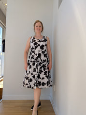 Robe midi sans manches imprimée blanc et noir, style classique et confortable en coton biologique.